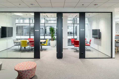 Kancelářské prostory DHL Global Forwarding – moderní nábytek, fotografie 8