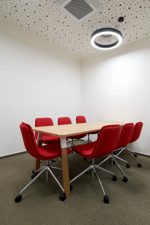 Kancelářský nábytek UniCredit Bank – vybavení poboček, fotografie 3