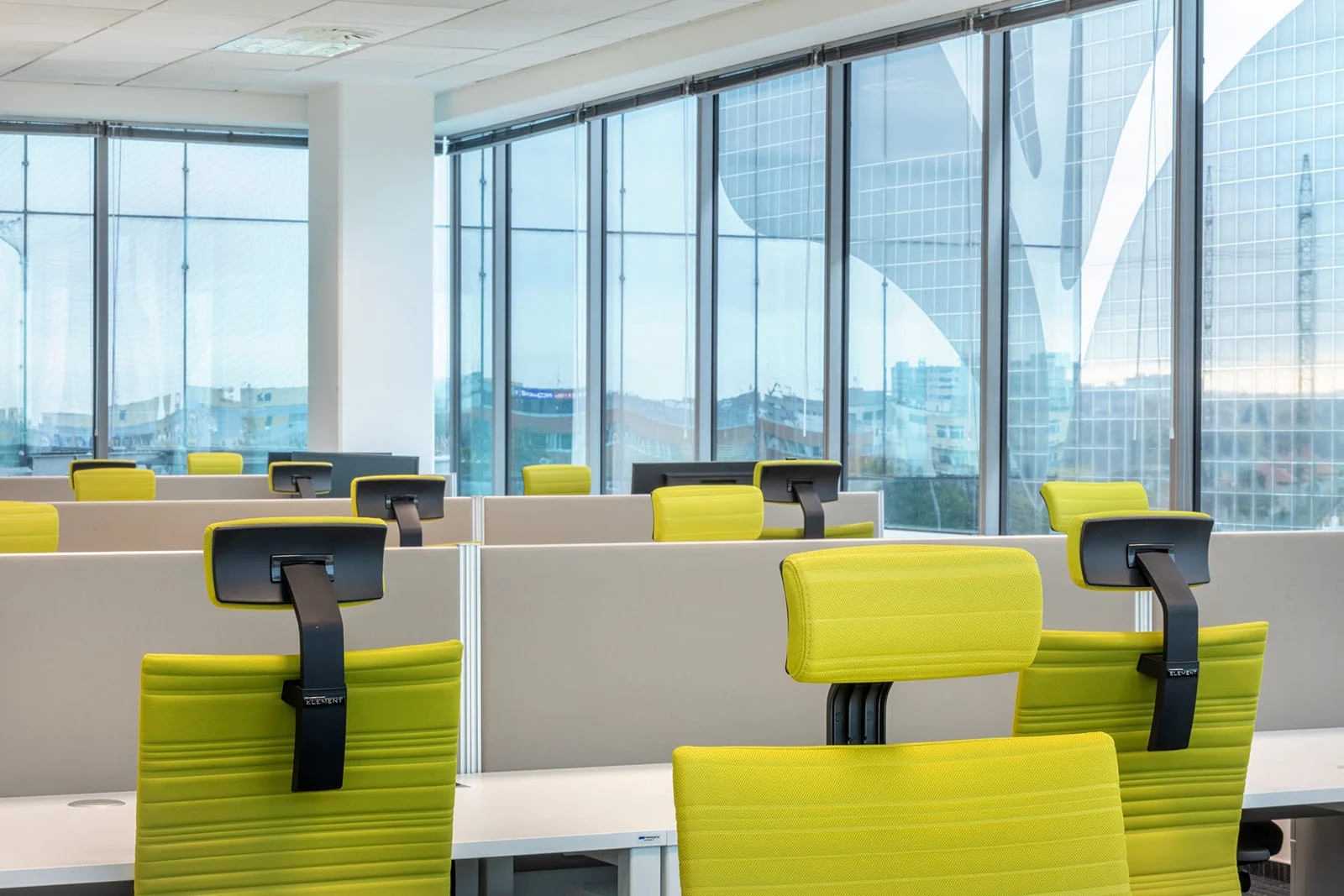 Kancelářský nábytek Partners Financial Services – kanceláře na klíč Praha, fotografie 2