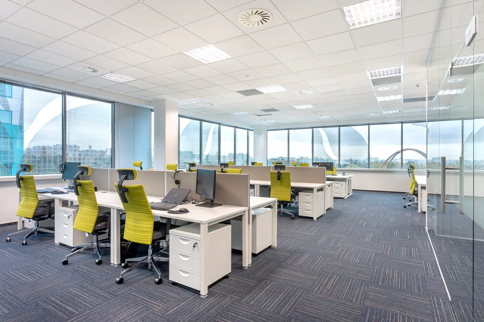 Kancelářský nábytek Partners Financial Services – kanceláře na klíč Praha, fotografie 3