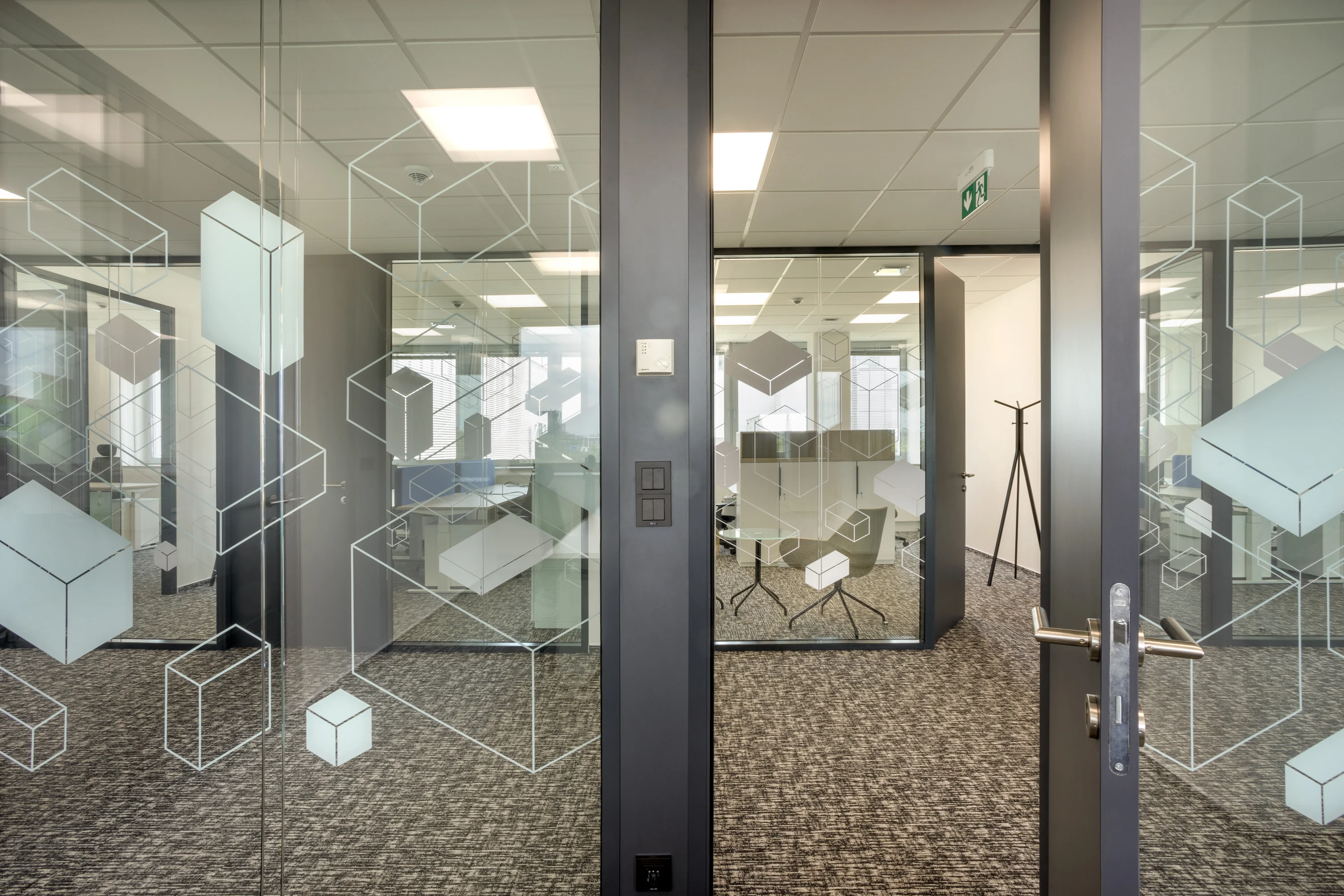 Realizace kanceláří PPL – kancelářský nábytek na míru Praha, fotografie 10