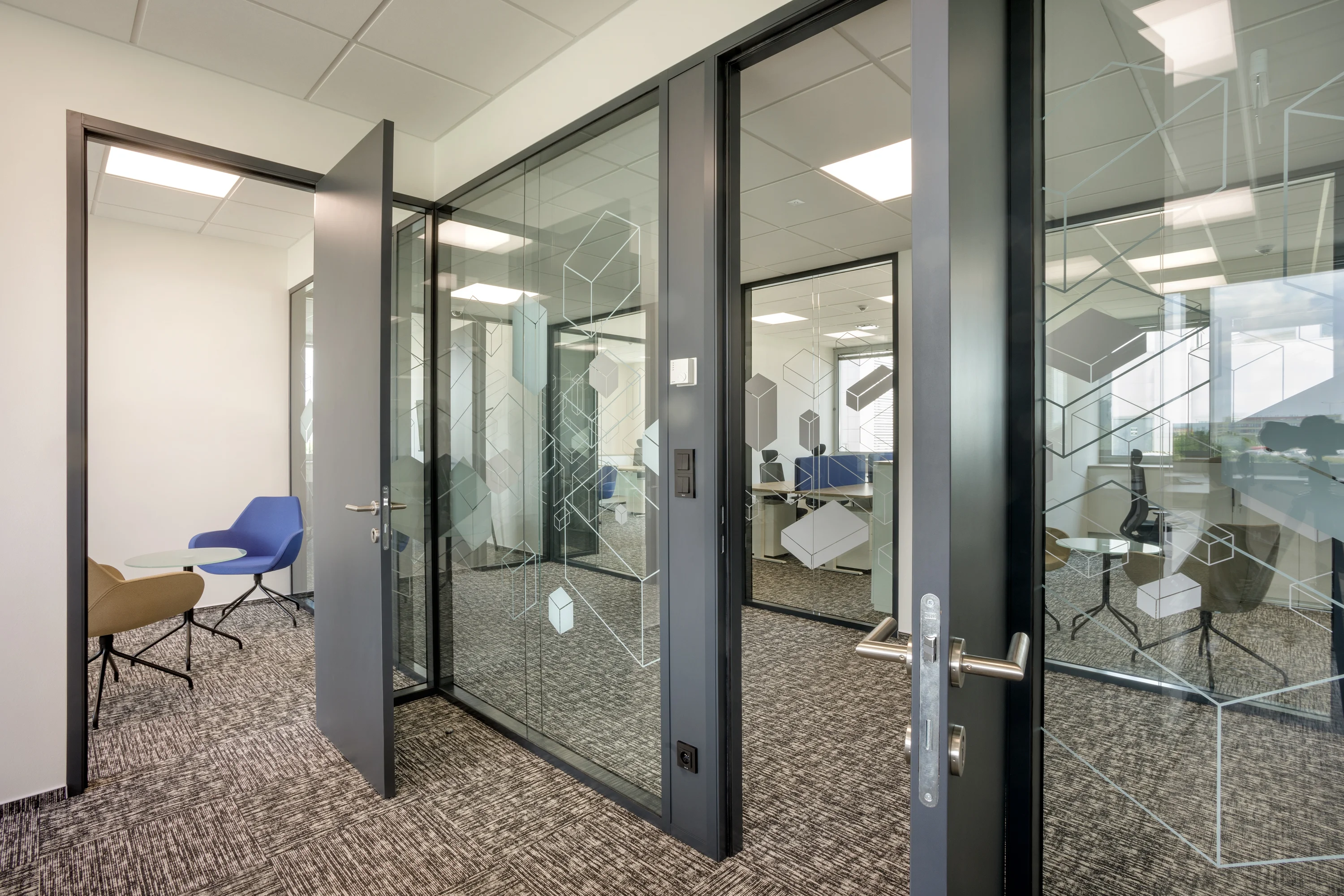 Realizace kanceláří PPL – kancelářský nábytek na míru Praha, fotografie 11