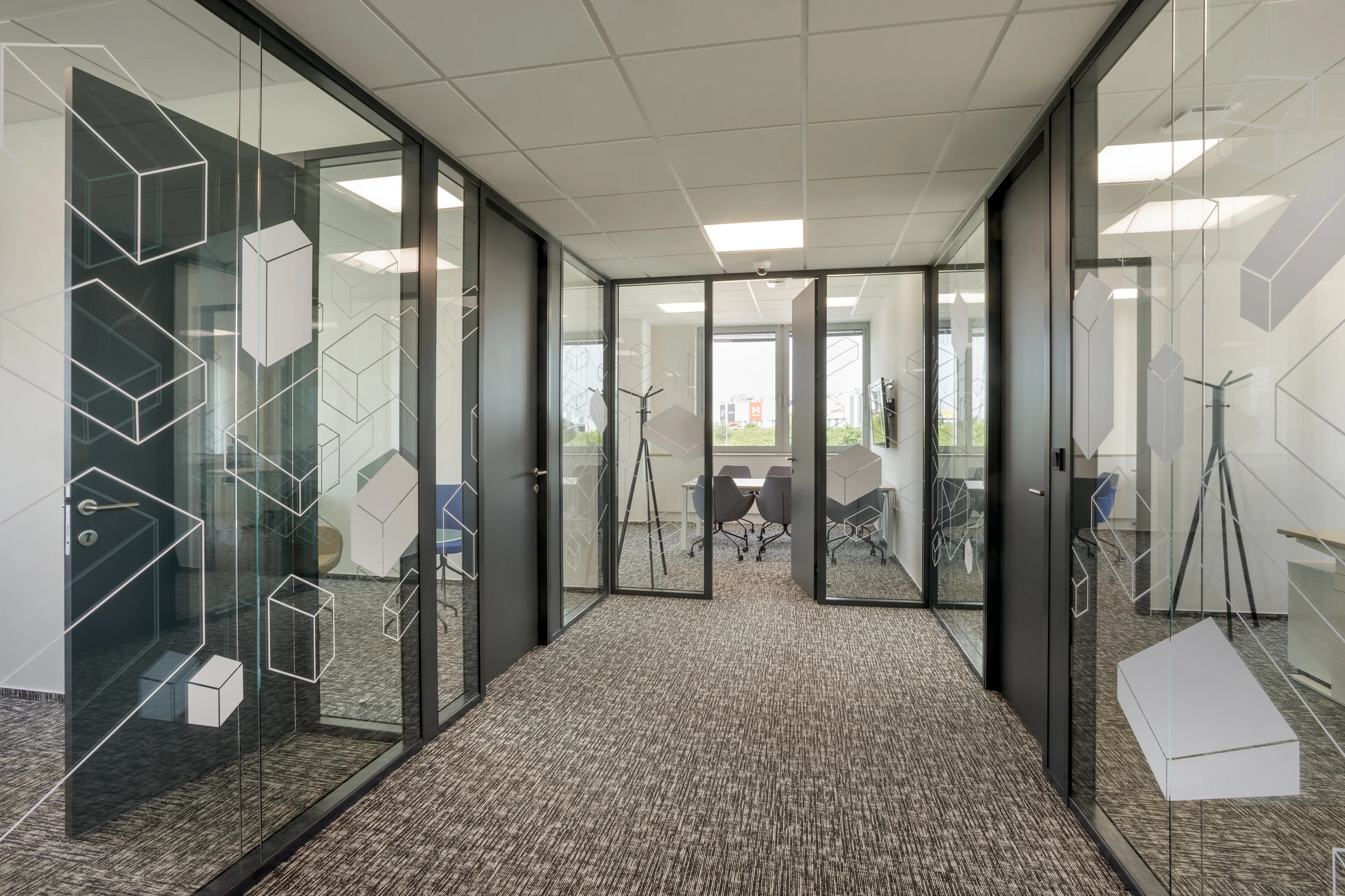 Realizace kanceláří PPL – kancelářský nábytek na míru Praha, fotografie 12