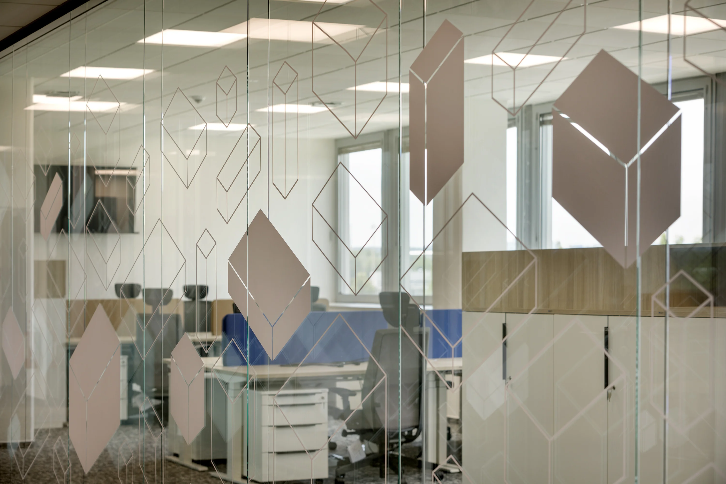 Realizace kanceláří PPL – kancelářský nábytek na míru Praha, fotografie 13