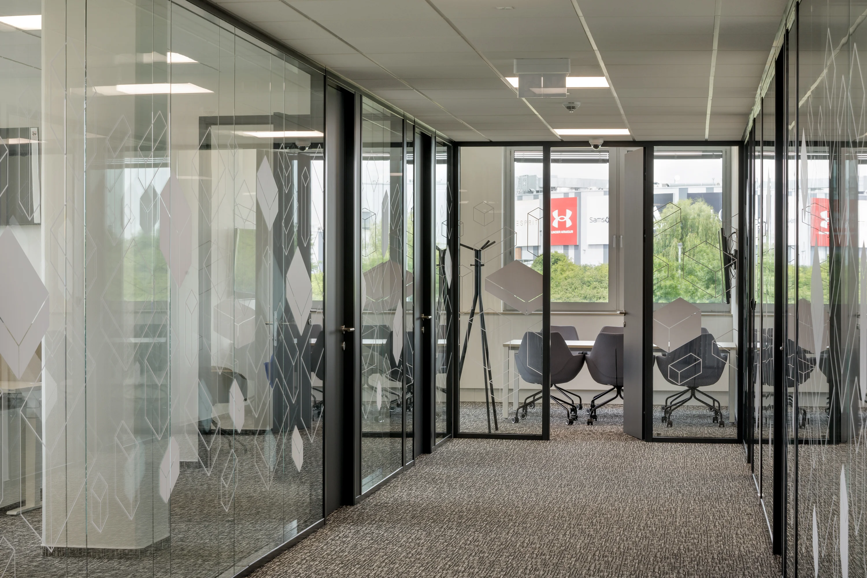 Realizace kanceláří PPL – kancelářský nábytek na míru Praha, fotografie 14