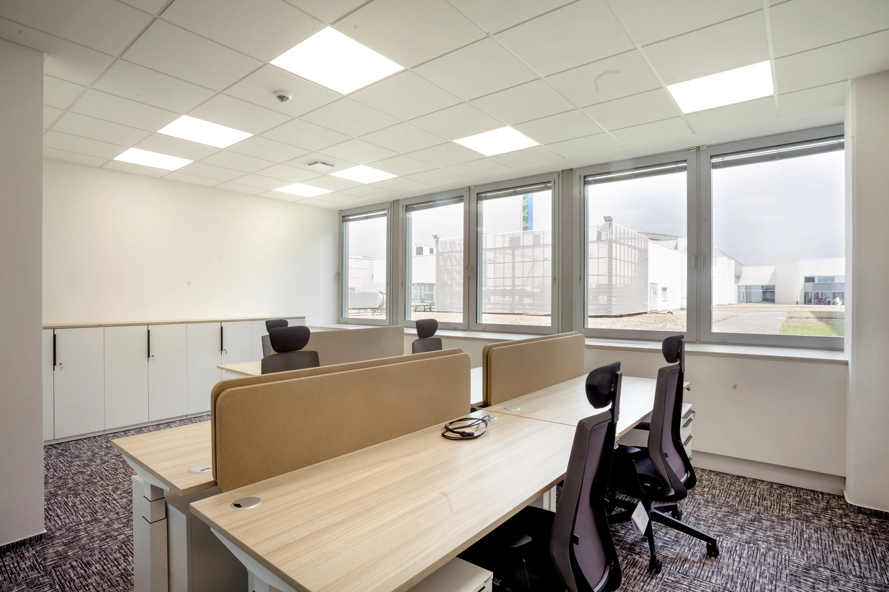 Realizace kanceláří PPL – kancelářský nábytek na míru Praha, fotografie 15