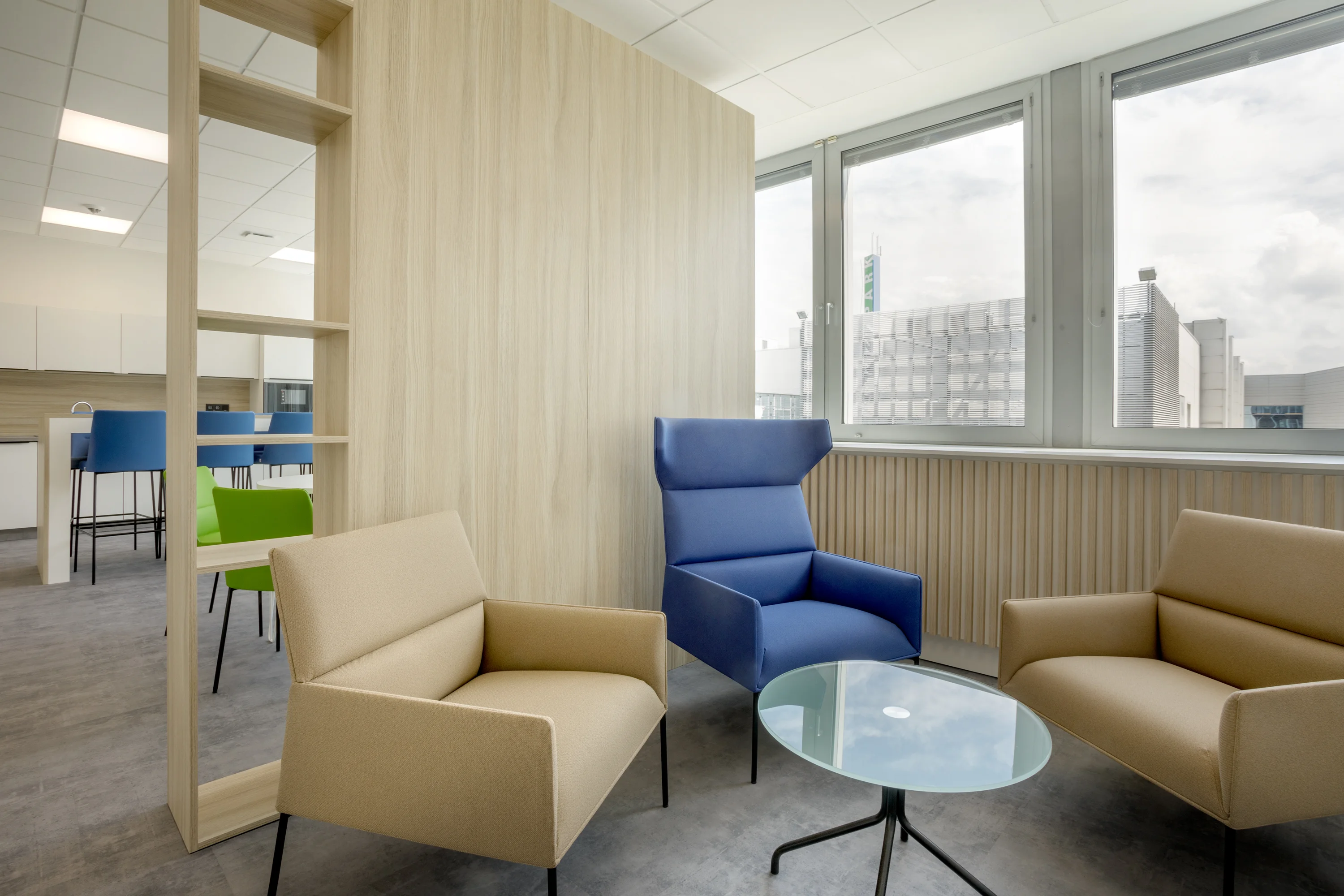 Realizace kanceláří PPL – kancelářský nábytek na míru Praha, fotografie 2