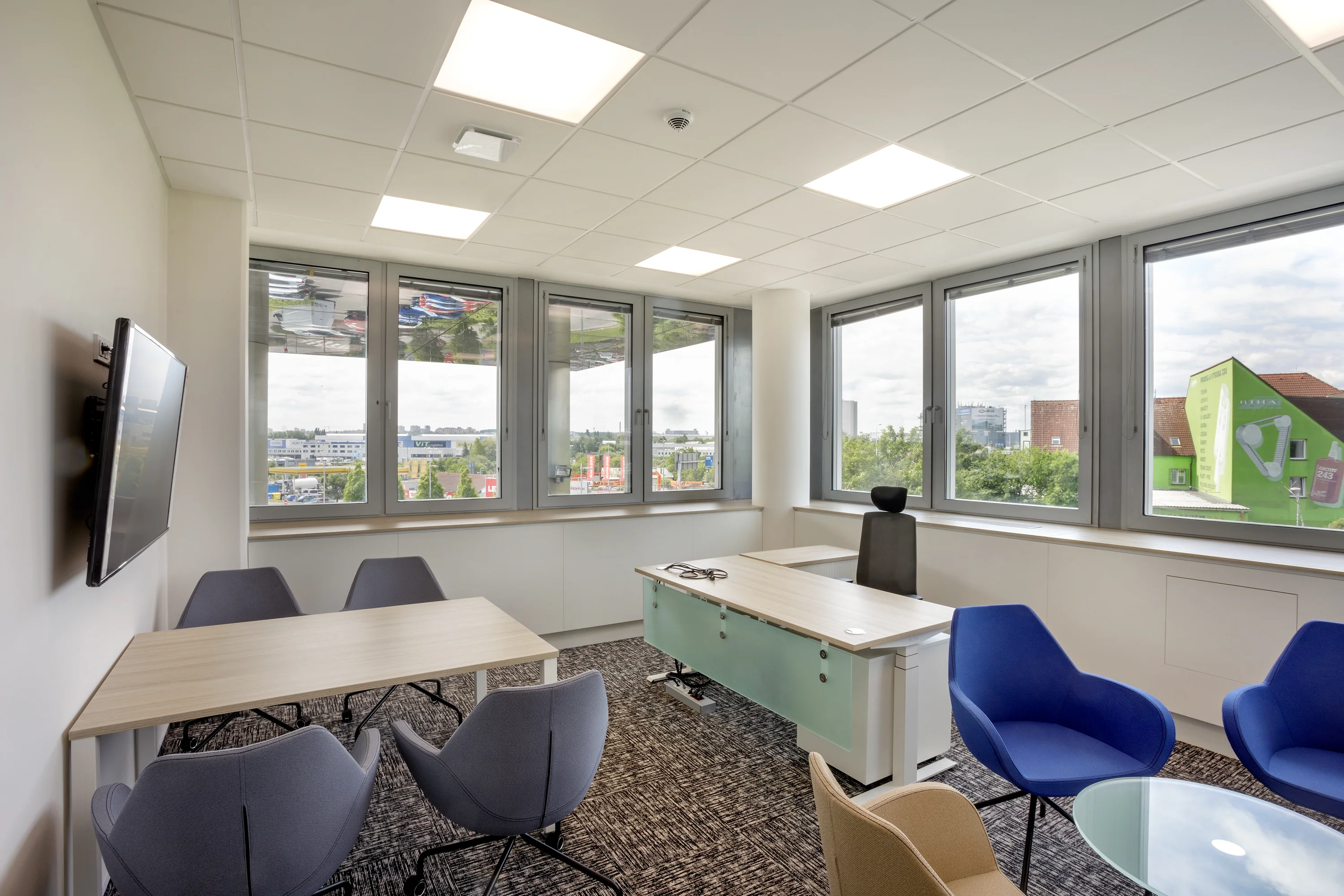 Realizace kanceláří PPL – kancelářský nábytek na míru Praha, fotografie 3