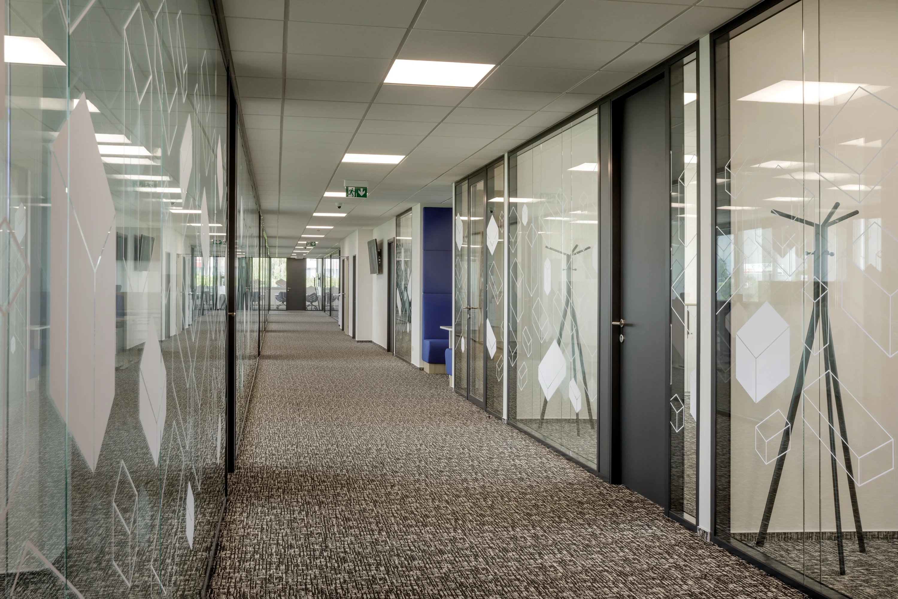 Realizace kanceláří PPL – kancelářský nábytek na míru Praha, fotografie 4