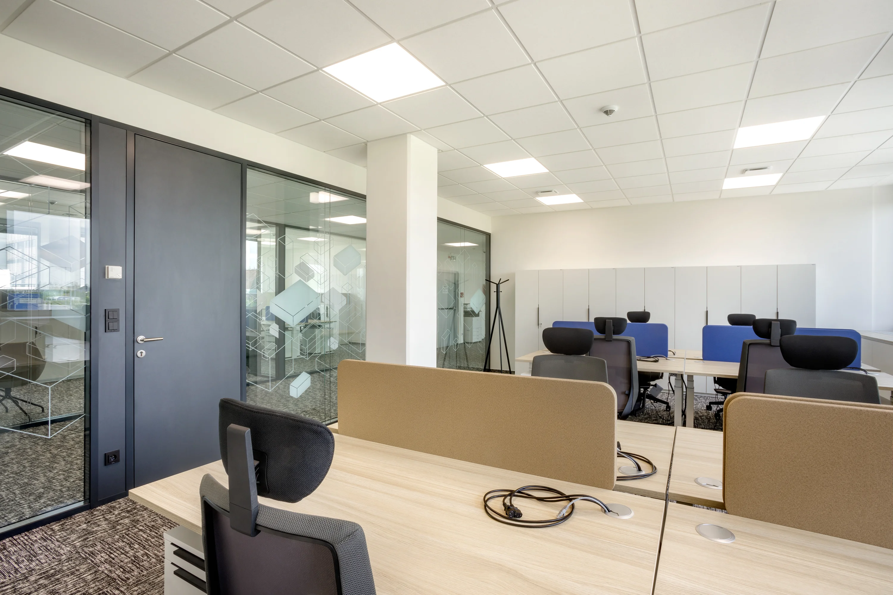 Realizace kanceláří PPL – kancelářský nábytek na míru Praha, fotografie 9