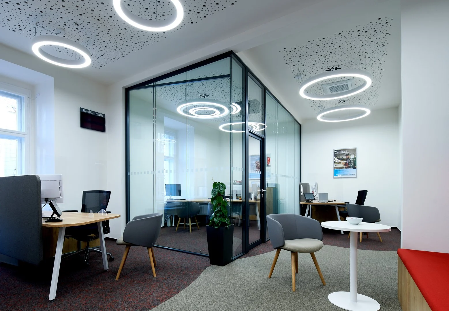 Kancelářský nábytek UniCredit Bank – vybavení poboček Praha, fotografie 11