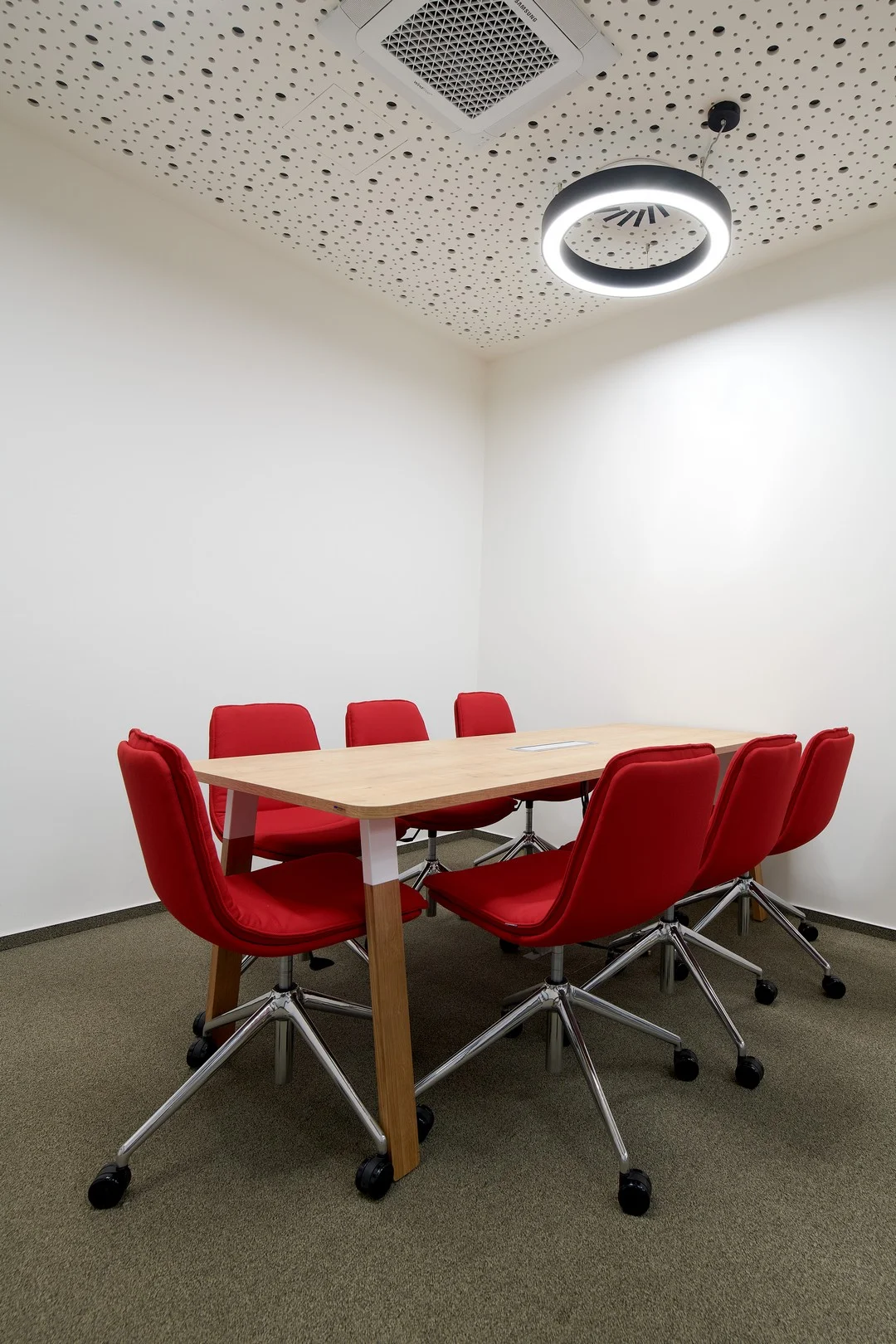 Kancelářský nábytek UniCredit Bank – vybavení poboček Praha, fotografie 3