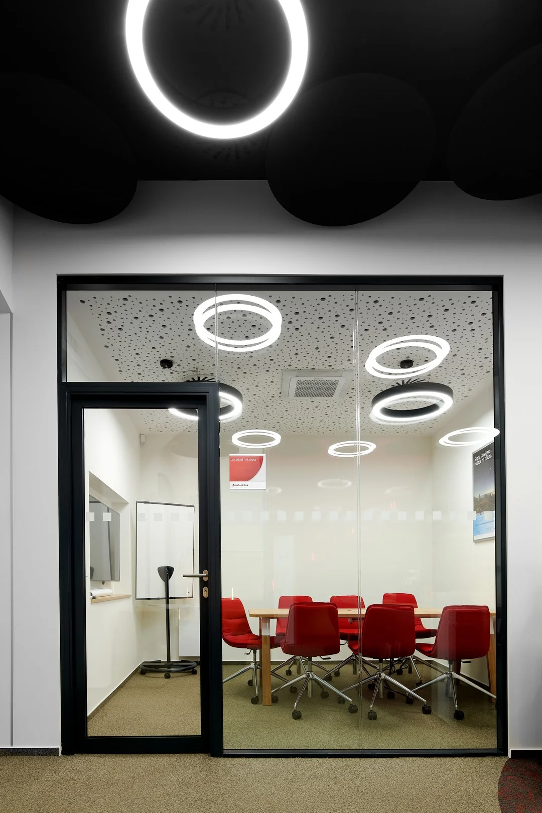 Kancelářský nábytek UniCredit Bank – vybavení poboček Praha, fotografie 4