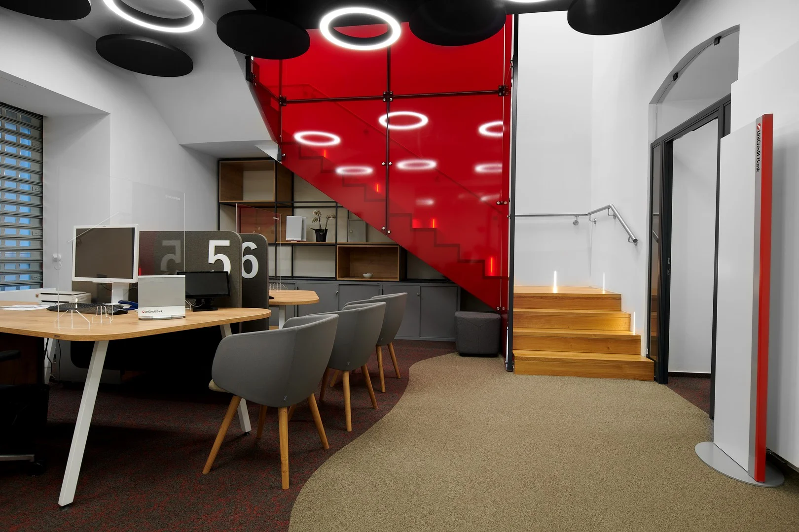 Kancelářský nábytek UniCredit Bank – vybavení poboček Praha, fotografie 5
