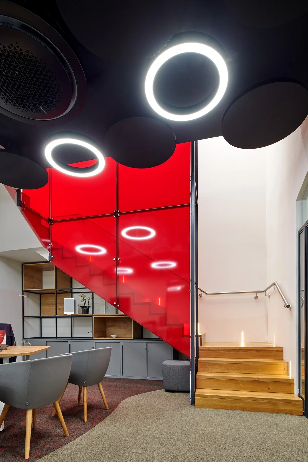 Kancelářský nábytek UniCredit Bank – vybavení poboček Praha, fotografie 6