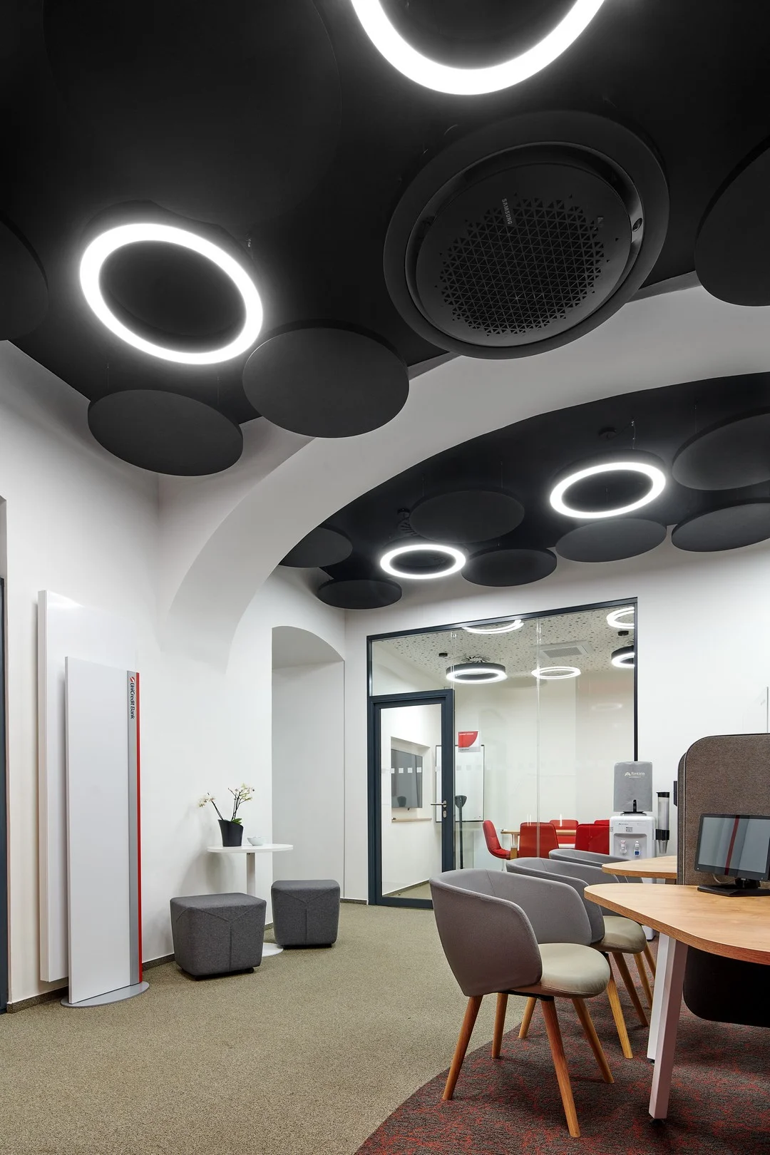 Kancelářský nábytek UniCredit Bank – vybavení poboček Praha, fotografie 7