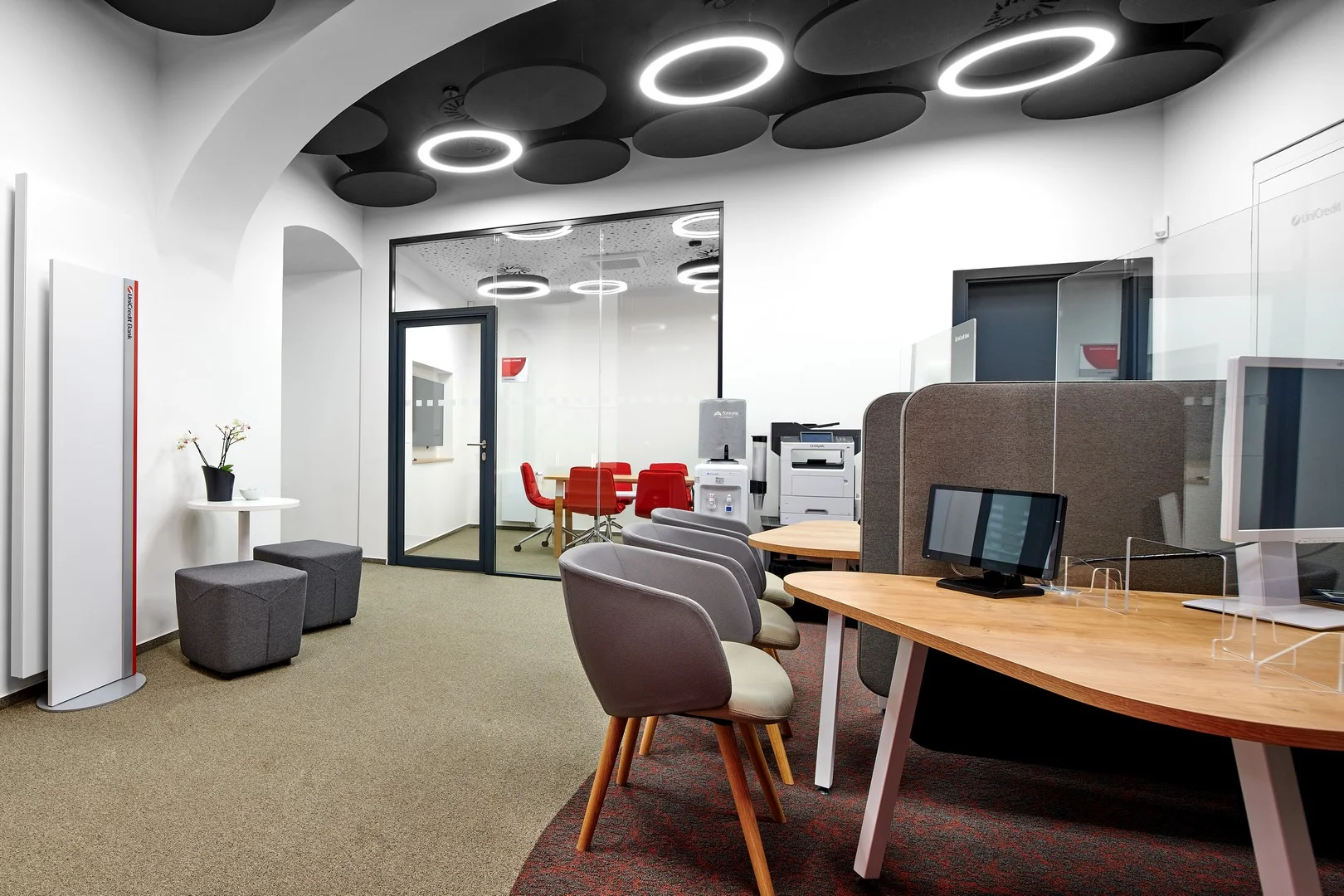 Kancelářský nábytek UniCredit Bank – vybavení poboček Praha, fotografie 8