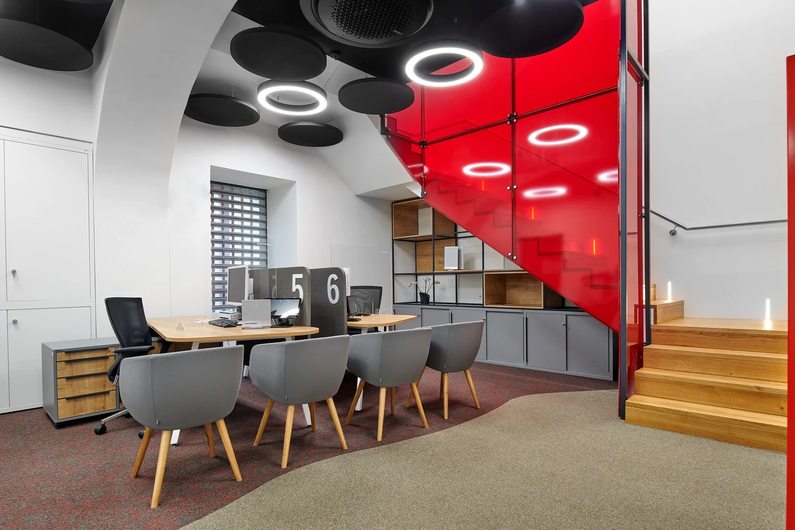 Kancelářský nábytek UniCredit Bank – vybavení poboček Praha, fotografie 9